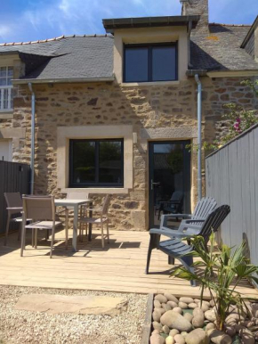 Maison Cosy entre CAP FREHEL et SAINT MALO 1km PLAGE 5min GR34 Wifi Jardin Vélos 